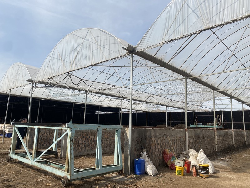 槽式翻堆機(jī)現(xiàn)場 .jpg